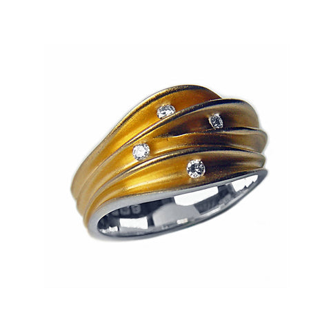 Narrow tapering 9K yellow gold wiggly ring with 3pt diamond