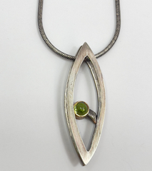 Shadow Ellipse Necklace with Peridot – Patinated Silver & 14K Gold