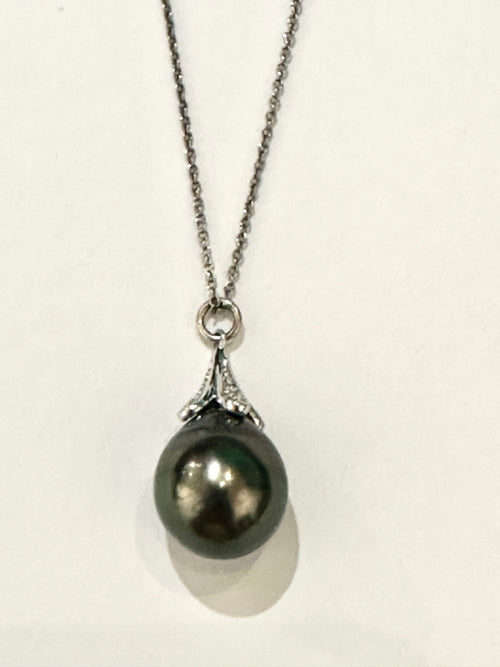 Tahitian Pearl Pendant with White Gold and Diamond Cap