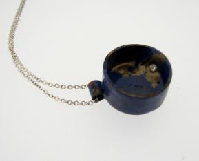 Black-Cream Splashed Cup Necklace with Peridot