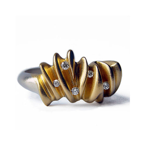 Narrow tapering 9K yellow gold wiggly ring with 3pt diamond